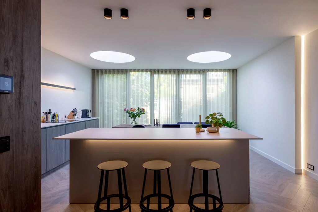 Surface-mounted luminaire round dark bronze/black 10W XIC 2700K Triac dimmable 250mA IP65